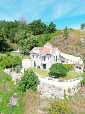 Casa dos Plátanos near the center of Amarante, Golf Course and Water Park.